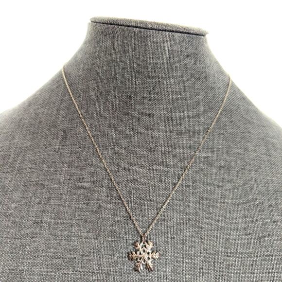 Vintage 925 Sterling Silver Delicate Dainty Unique Snowflake Pendant Necklace - Picture 1 of 5